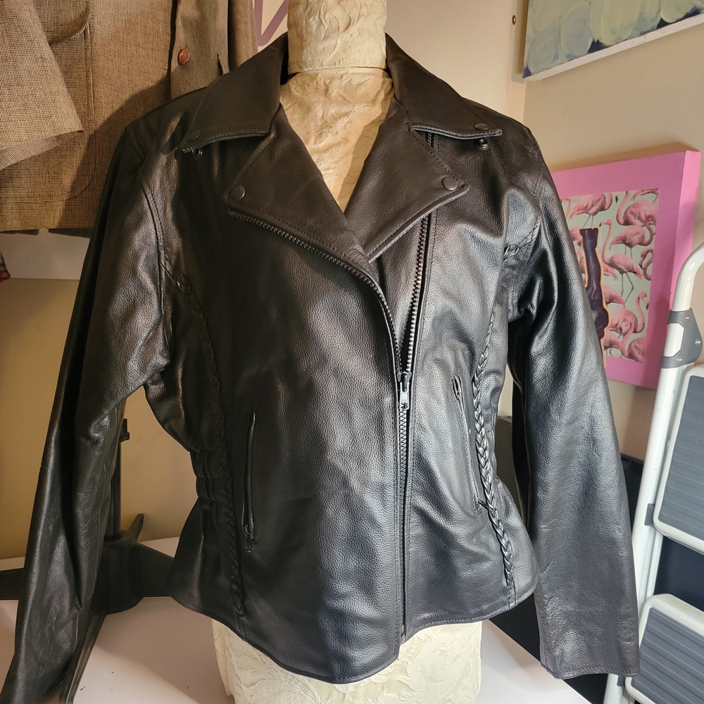 Elegant Women's Black Leather Jacket